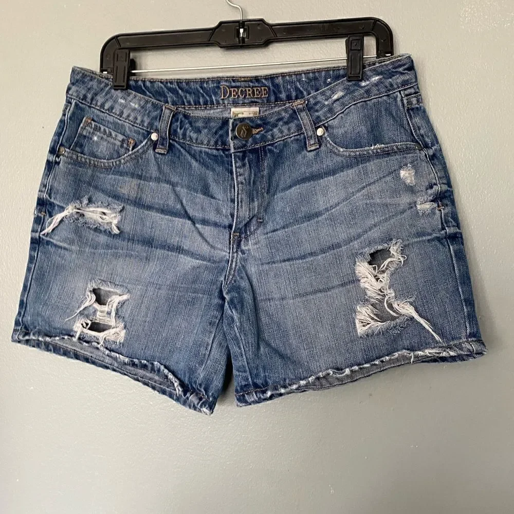Decree distressed Jean short 9